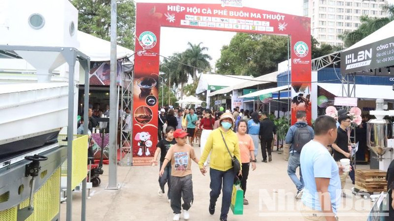 Đông đảo người dân và du khách đến thăm quan tại Hội chợ triển lãm chuyên ngành cà-phê và sản phẩm OCOP năm 2025.
