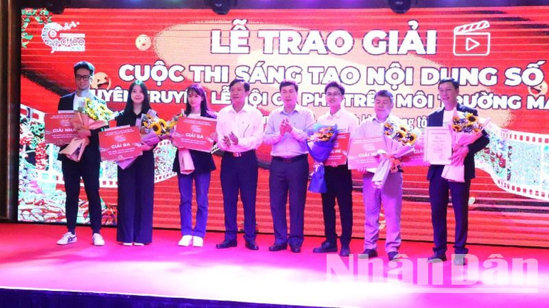 Ban tổ chức chức cuộc thi trao giải cho các tác giả đoạt giải trên mạng xã hội Facebook do Ban Giám khảo chấm.