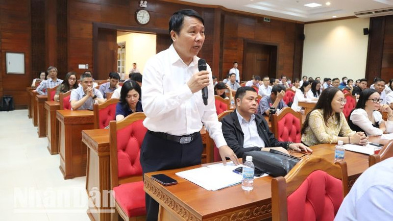 Giám đốc Bệnh viện đa khoa vùng Tây Nguyên Nguyễn Đăng Giáp nêu ý kiến, kiến nghị tại buổi tiếp xúc cử tri.