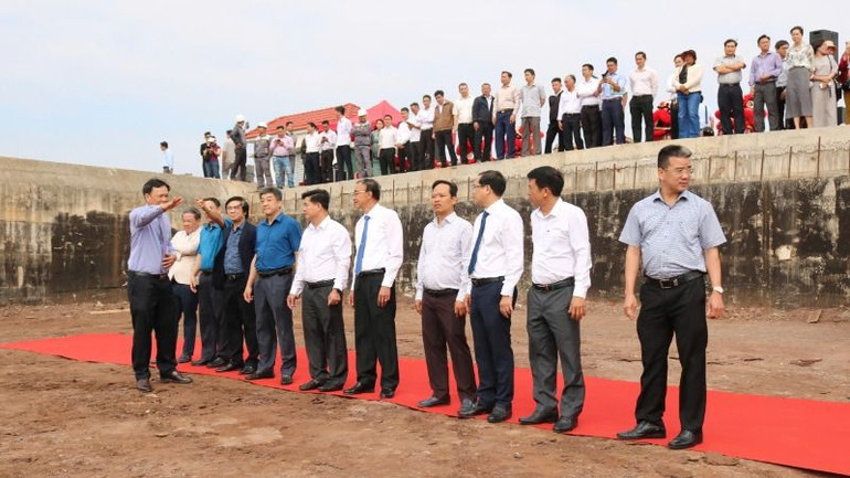 Các đại biểu kiểm tra thực tế tại công trình.