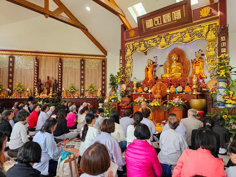 Lễ tưởng nhớ Đức Phật, nguyện cầu cho quốc thái dân an tại chùa Khuông Việt. (Ảnh: MINH DUY)