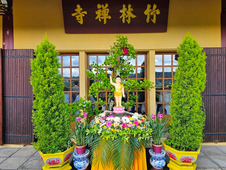 Nơi tiến hành nghi thức Mộc dục cho tượng của Đức phật được bài trí tôn nghiêm kỹ lưỡng. (Ảnh: MINH DUY)