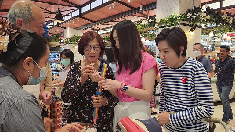 Khách hàng Thái Lan rất thích thú khi nếm thử quả vải Việt Nam.