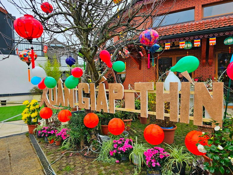 Cảnh trí đón Tết tại sân chùa Khuông Việt, thành phố Orsay, ngoại ô Paris (CH Pháp). (Ảnh: MINH DUY)