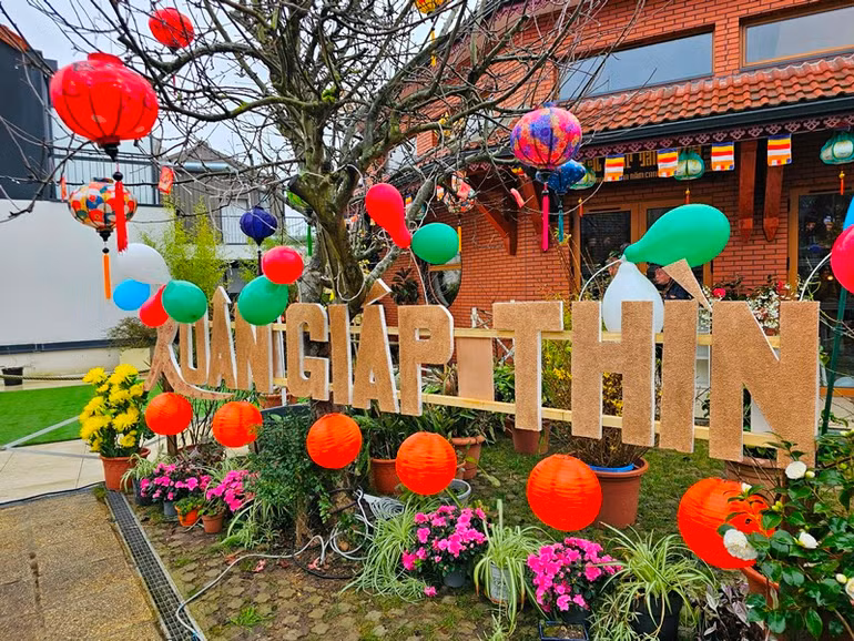 Cảnh trí đón Tết tại sân chùa Khuông Việt, thành phố Orsay, ngoại ô Paris (CH Pháp). (Ảnh: MINH DUY)