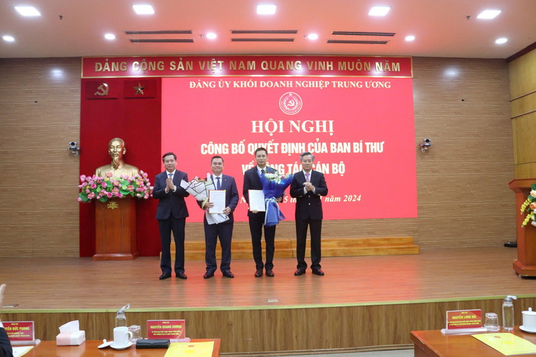 Lãnh đạo Ban Tổ chức Trung ương và Đảng ủy Khối Doanh nghiệp Trung ương chúc mừng các đồng chí được chỉ định tham gia Ban Chấp hành Đảng ủy Khối.