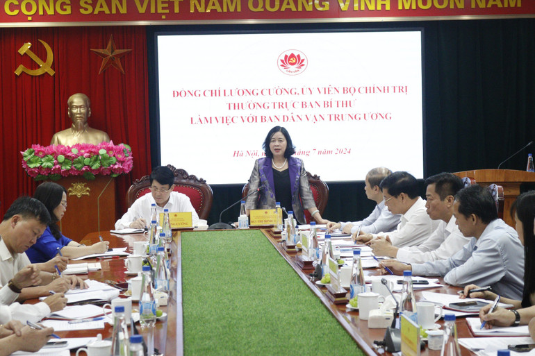 Đồng chí Bùi Thị Minh Hoài, Ủy viên Bộ Chính trị, Bí thư Trung ương Đảng, Trưởng Ban Dân vận Trung ương phát biểu ý kiến.