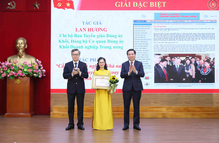 Đại diện Ban Tổ chức trao tặng tác giả đạt giải Đặc biệt cuộc thi Búa liềm vàng Đảng ủy Khối Doanh nghiệp Trung ương 2023