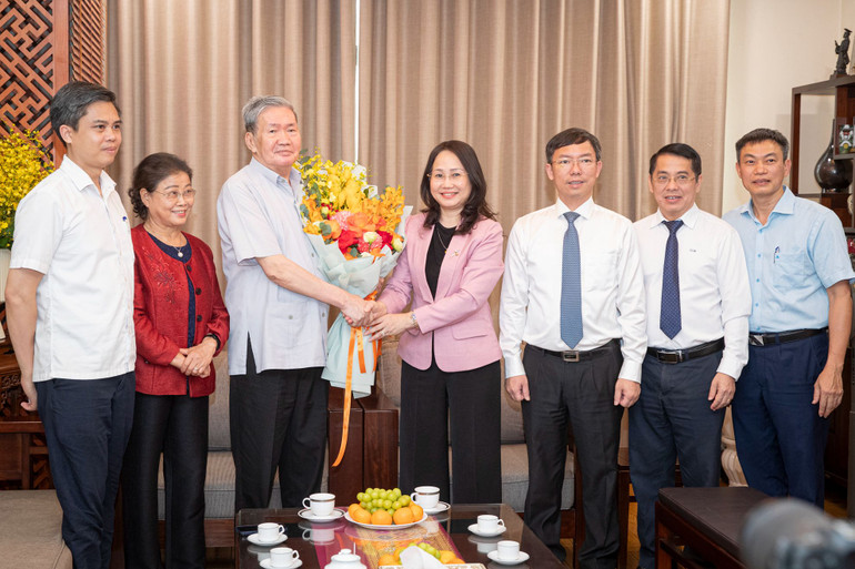Các đồng chí Đảng bộ Văn phòng Trung ương Đảng tặng hoa chúc mừng đồng chí Đinh Thế Huynh. (Ảnh: SƠN TÙNG)