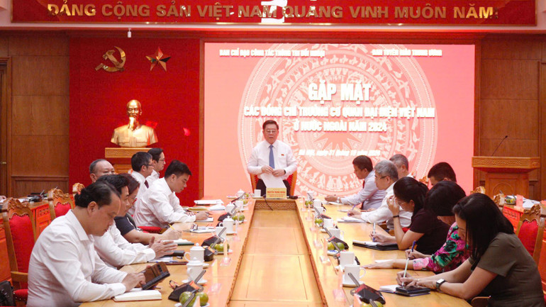 Đồng chí Nguyễn Trọng Nghĩa phát biểu tại buổi gặp mặt.