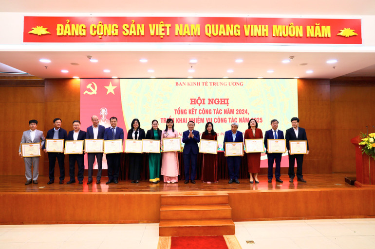 Các tập thể, cá nhân Cơ quan Ban Tổ chức Trung ương đạt thành tích xuất sắc trong phong trào thi đua năm 2024.