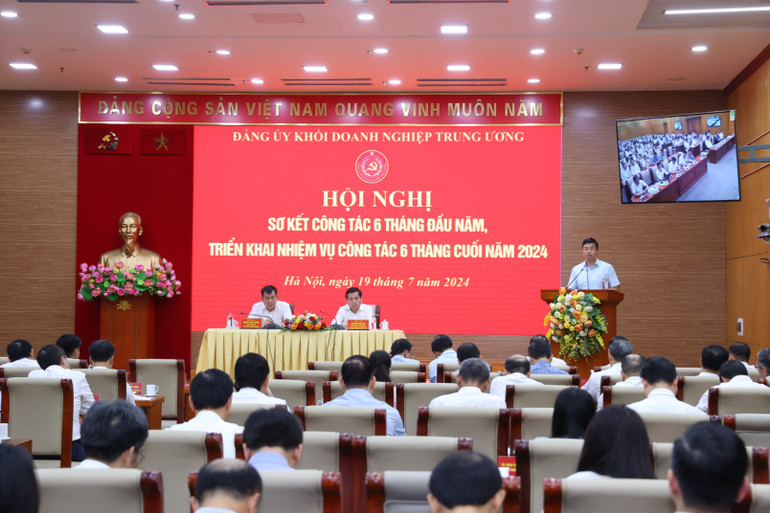 Các đại biểu thảo luận tại Hội nghị.