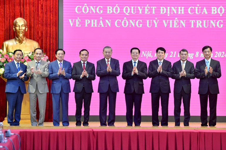 Các đồng chí lãnh đạo Đảng, Nhà nước chúc mừng hai đồng chí Trần Lưu Quang và Mai Văn Chính. (Ảnh: Đăng Khoa) Các đồng chí lãnh đạo Đảng, Nhà nước chúc mừng hai đồng chí Trần Lưu Quang và Mai Văn Chính. (Ảnh: Đăng Khoa)