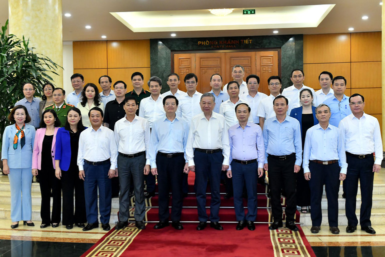 Tổng Bí thư Tô Lâm với các đại biểu tại cuộc làm việc với Ban Dân vận Trung ương. Ảnh: Đăng Khoa Tổng Bí thư Tô Lâm với các đại biểu tại cuộc làm việc với Ban Dân vận Trung ương. Ảnh: Đăng Khoa