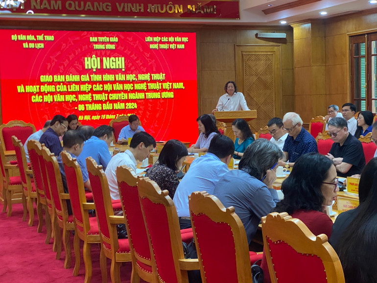 Các đại biểu thảo luận tại hội nghị.