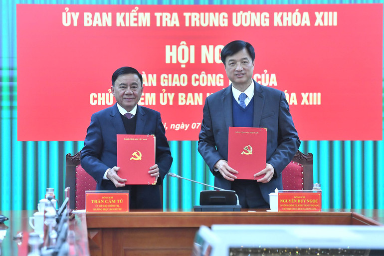 Đồng chí Trần Cẩm Tú, Ủy viên Bộ Chính trị, Thường trực Ban Bí thư, nguyên Chủ nhiệm Ủy ban Kiểm tra Trung ương và đồng chí Nguyễn Duy Ngọc, Ủy viên Bộ Chính trị, Bí thư Trung ương Đảng, Chủ nhiệm Ủy ban Kiểm tra Trung ương ký biên bản bàn giao công tác. (Ảnh: ĐĂNG KHOA)