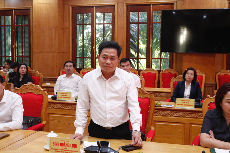 Các đại biểu phát biểu ý kiến.