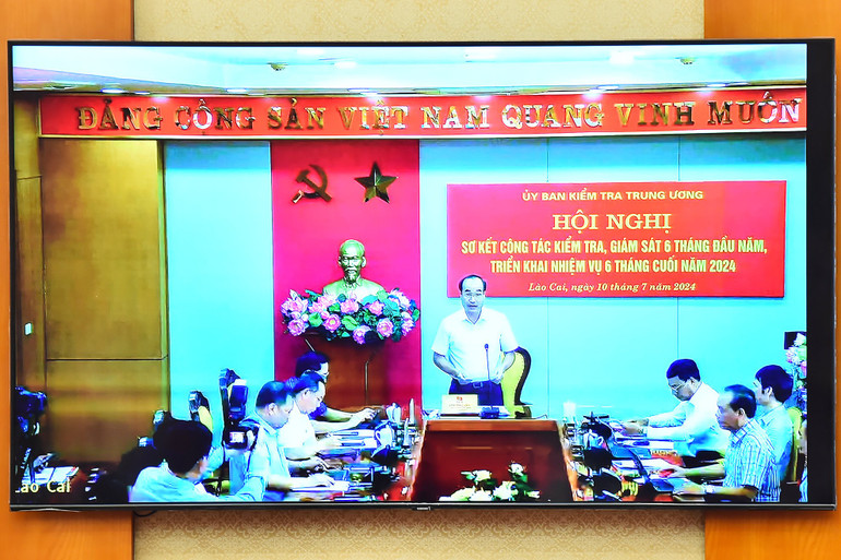 Các đại biểu phát biểu ý kiến tại các điểm cầu trực tuyến.