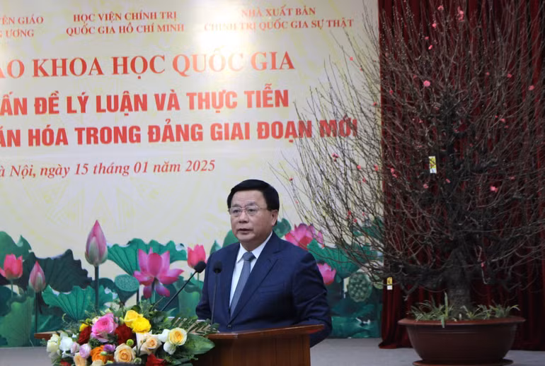 Đồng chí Nguyễn Xuân Thắng phát biểu khai mạc và đề dẫn hội thảo.