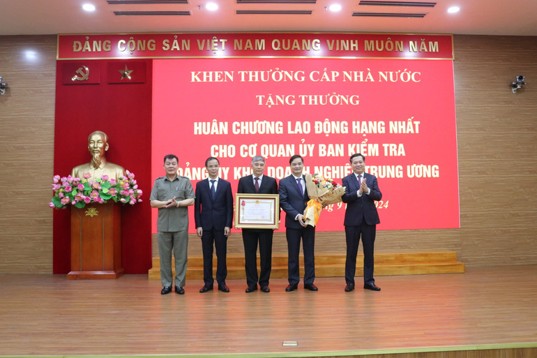 Cơ quan Ủy ban Kiểm tra Đảng ủy Khối đón nhận Huân chương Lao động hạng Nhất. Cơ quan Ủy ban Kiểm tra Đảng ủy Khối đón nhận Huân chương Lao động hạng Nhất.