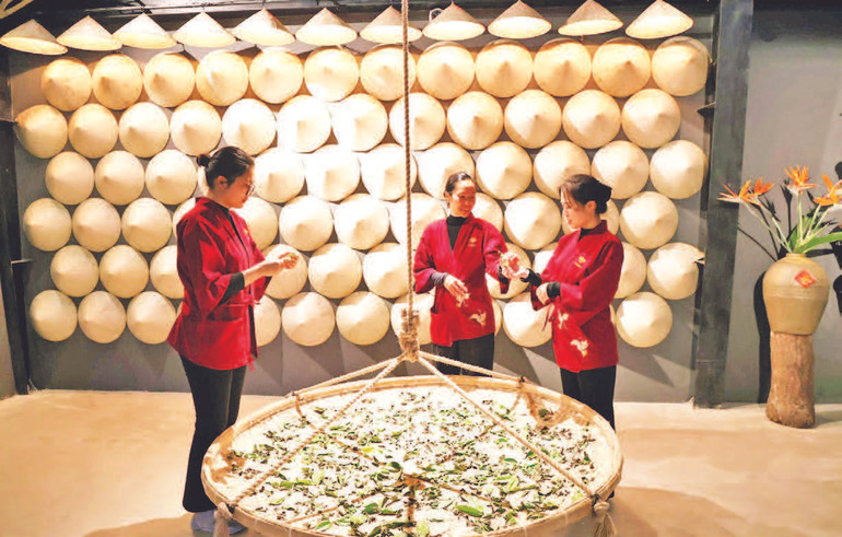 Nhân viên Bảo tàng trà Long Đỉnh giới thiệu quy trình sản xuất trà.