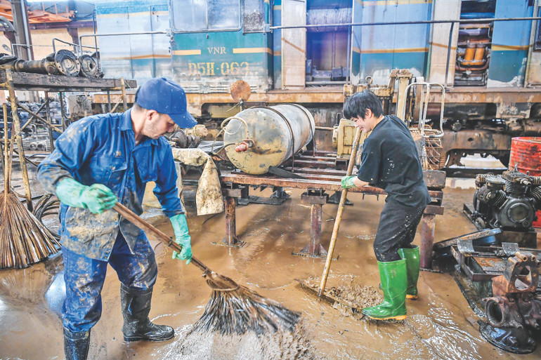 Hỗ trợ người dân dọn vệ sinh sau khi nước rút ở Yên Bái. Ảnh | THÀNH ĐẠT Hỗ trợ người dân dọn vệ sinh sau khi nước rút ở Yên Bái. Ảnh | THÀNH ĐẠT