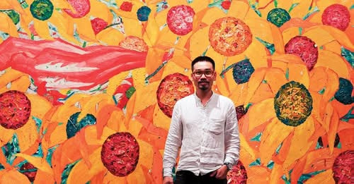 Mai Đại Lưu bên tác phẩm của mình Mai Đại Lưu bên tác phẩm của mình