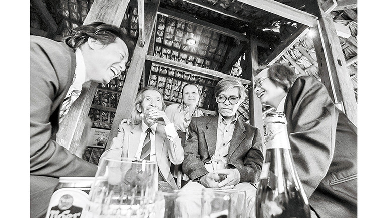 Vợ chồng nhạc sỹ Văn Cao cùng bạn bè ngày 23-11-1994 - Ảnh: Nguyễn Đình Toán Vợ chồng nhạc sỹ Văn Cao cùng bạn bè ngày 23-11-1994 - Ảnh: Nguyễn Đình Toán