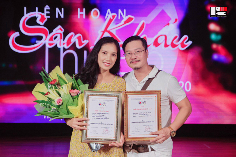 Tạ Tuấn Minh cùng người bạn đời - bạn đồng nghiệp - nghệ sỹ Thanh Hường.