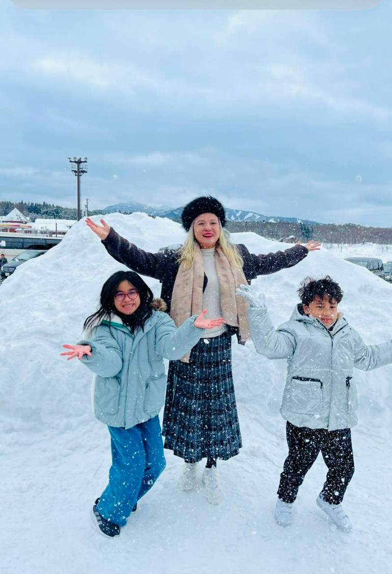 NSND Hoàng Cúc cùng các cháu nội tại Nhật Bản. Ảnh | NVCC