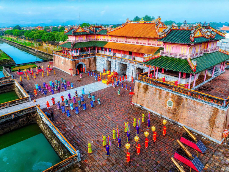 Nhiều lễ hội cung đình Huế được phục dựng đưa vào phục vụ khách tham quan.