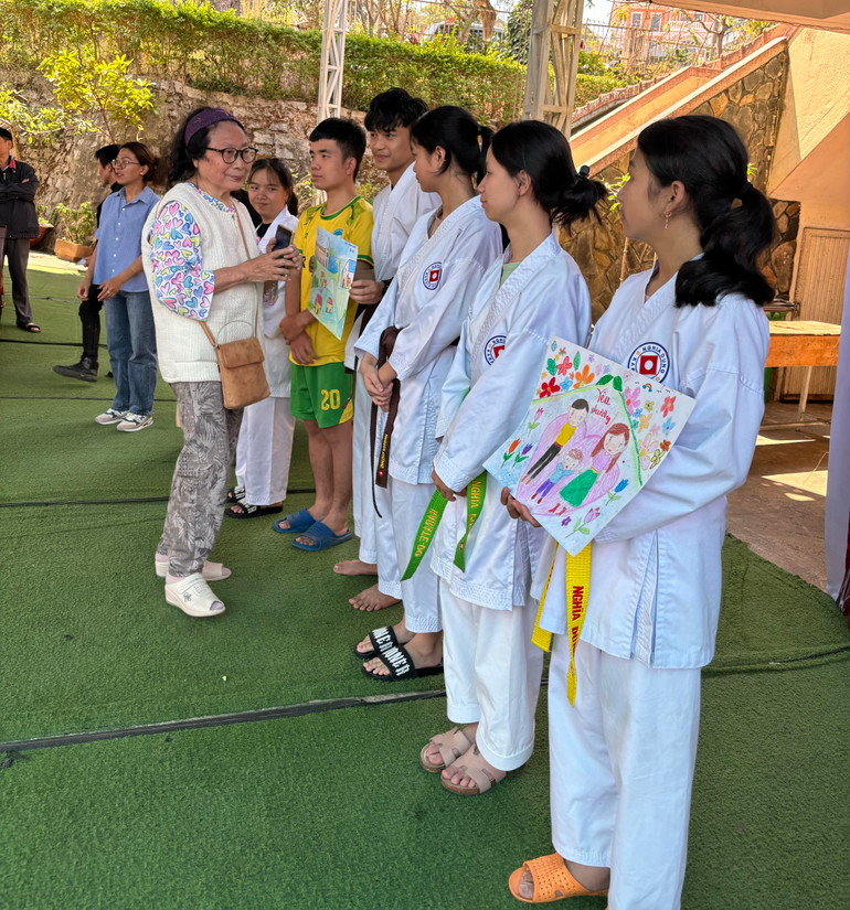 Một buổi giao lưu ngoại khóa của học sinh trường Khiếm thính Lâm Đồng có sự tham gia của họa sỹ Nguyễn Thị Kim Thái