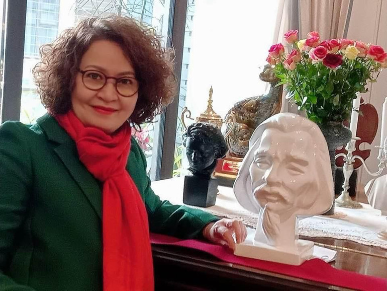 LS Nguyễn Thị Quỳnh Anh bên tượng nhạc sỹ Văn Cao của nhà điêu khắc Phạm Văn Hạng