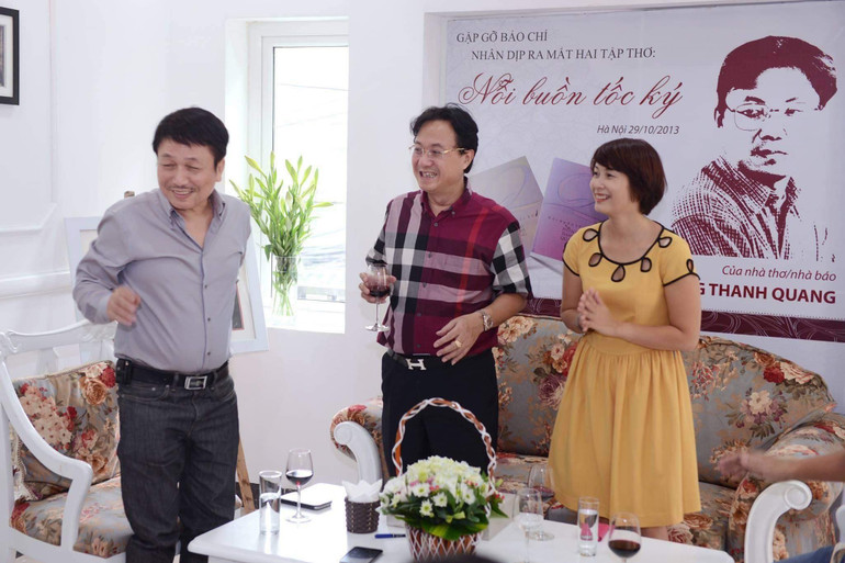 Nhà thơ Hồng Thanh Quang (giữa), (cố) nhạc sỹ Phú Quang và nhà văn Nguyễn Quỳnh Trang - tác giả bài viết.