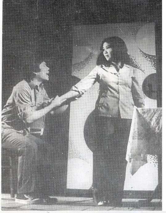 Cảnh trong vở Mùa hè ở biển của Đoàn kịch Hà Nam Ninh