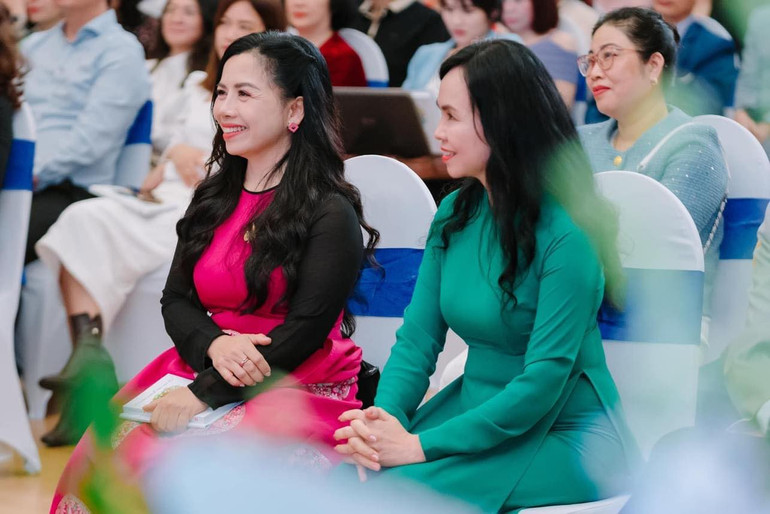 Các tác giả trong ngày ra mắt sách