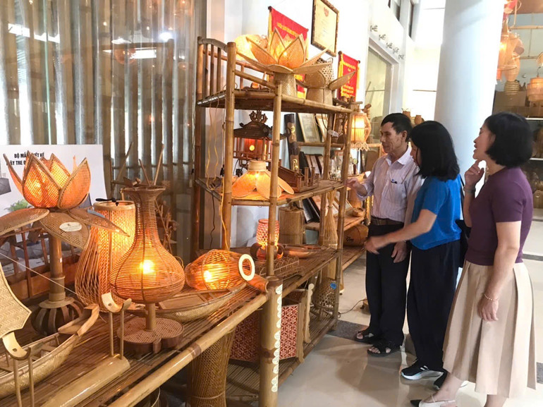 Làng nghề mây tre đan Bao La đã thành một điểm được du khách tìm đến khi tới Huế.