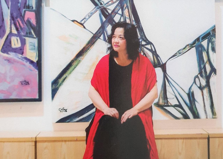 Phan Minh Châu bên tác phẩm của chị