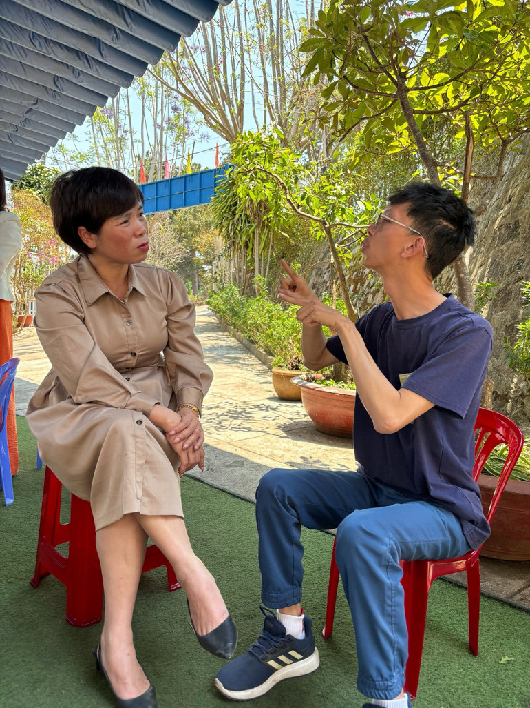 Cô Hiệu trưởng Nguyễn Thị Ngọc Minh và thầy giáo Võ Duy Quang