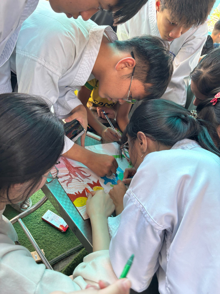 Một buổi giao lưu ngoại khóa của học sinh trường Khiếm thính Lâm Đồng