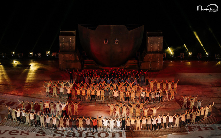 Một cảnh trong đại nhạc kịch Chuyến tàu huyền thoại