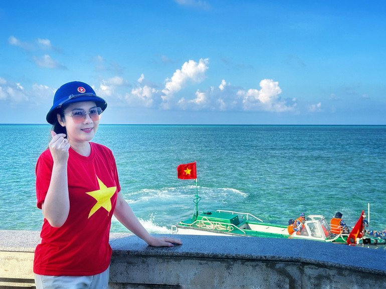 NSND Diệu Hương trong một chuyến đi biểu diễn tại Trường Sa NSND Diệu Hương trong một chuyến đi biểu diễn tại Trường Sa