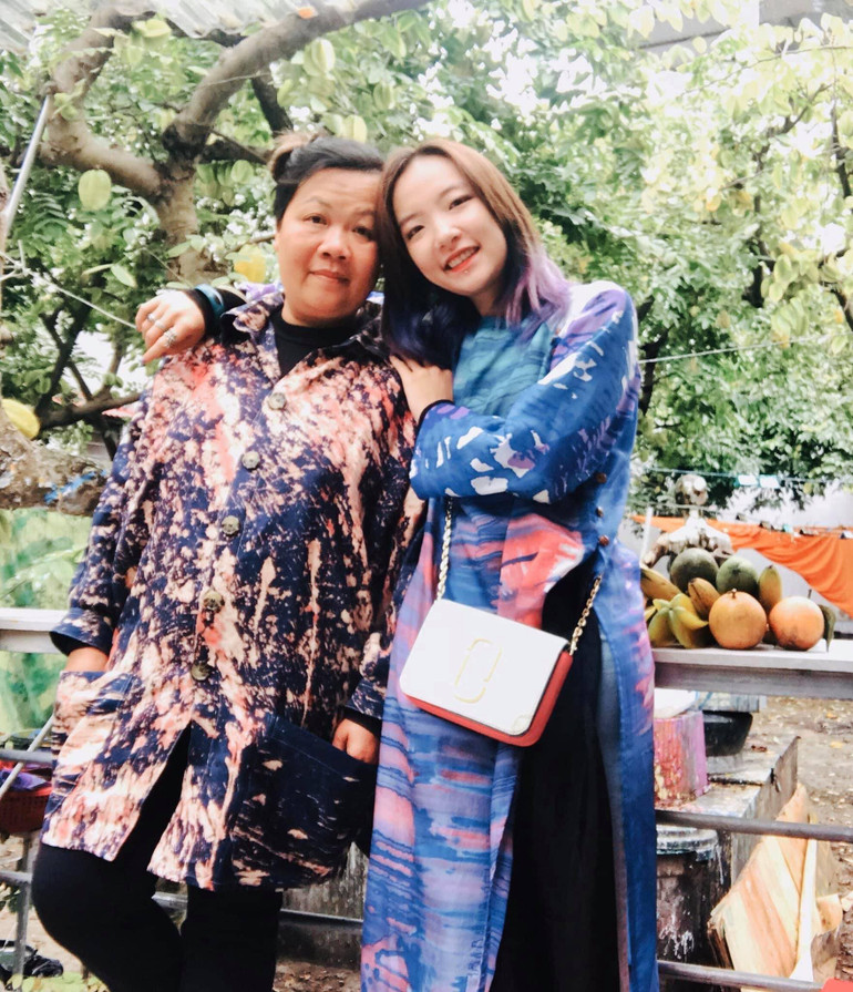 Nguyễn Trần Thảo Nguyên và mẹ - họa sỹ Thu Trần