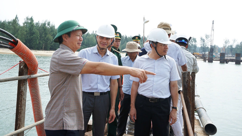 Bí thư Tỉnh ủy Lê Trường Lưu (ngoài cùng, bên trái) đi kiểm tra các công trình, dự án ven biển tại Thừa Thiên Huế.