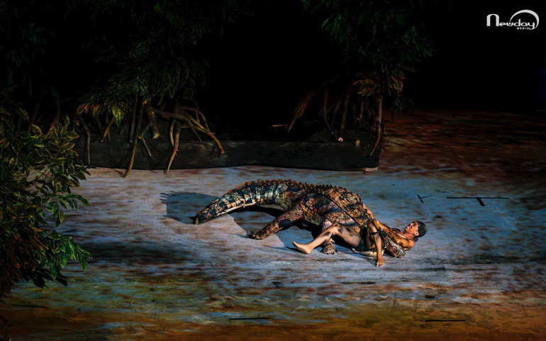 Cảnh tái hiện cuộc chiến đấu hào hùng và bi tráng của các chiến Đặc công rừng Sác gây xúc động mạnh mẽ tới người xem