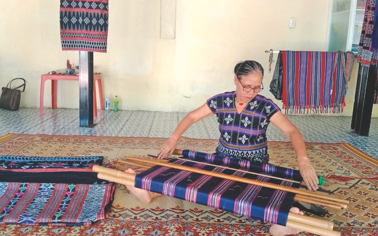 Nghệ nhân dệt dzèng Mai Thị Hợp tích cực quảng bá sản phẩm thủ công của dân tộc Tà Ôi ở A Lưới Nghệ nhân dệt dzèng Mai Thị Hợp tích cực quảng bá sản phẩm thủ công của dân tộc Tà Ôi ở A Lưới