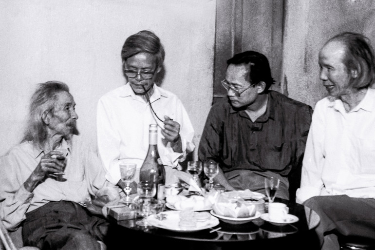 Nhạc sỹ Văn Cao bên bạn bè ngày 6-5-1993 - Ảnh: Nguyễn Đình Toán Nhạc sỹ Văn Cao bên bạn bè ngày 6-5-1993 - Ảnh: Nguyễn Đình Toán