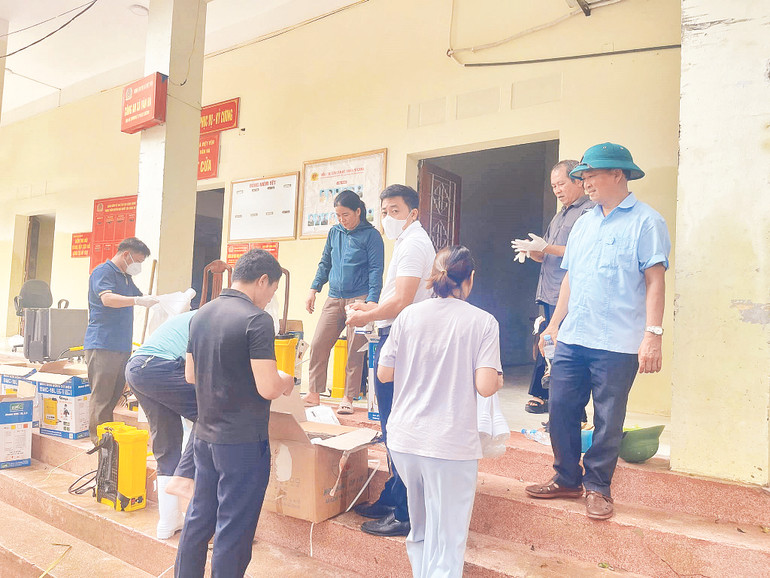 Phòng Y tế huyện Việt Yên (Bắc Giang) hỗ trợ các xã thuốc phun diệt muỗi. Ảnh | CDC Bắc Giang Phòng Y tế huyện Việt Yên (Bắc Giang) hỗ trợ các xã thuốc phun diệt muỗi. Ảnh | CDC Bắc Giang