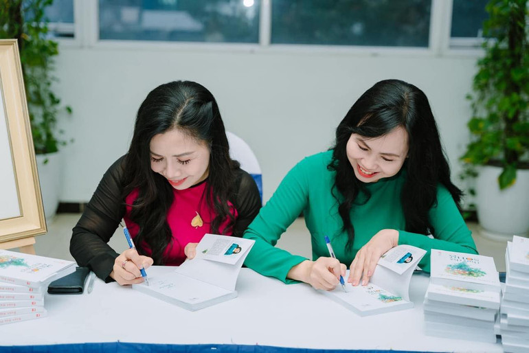 TS Lê Hoàng Oanh (áo xanh) và TS Trần Kim Liễu ký tặng sách cho bạn đọc