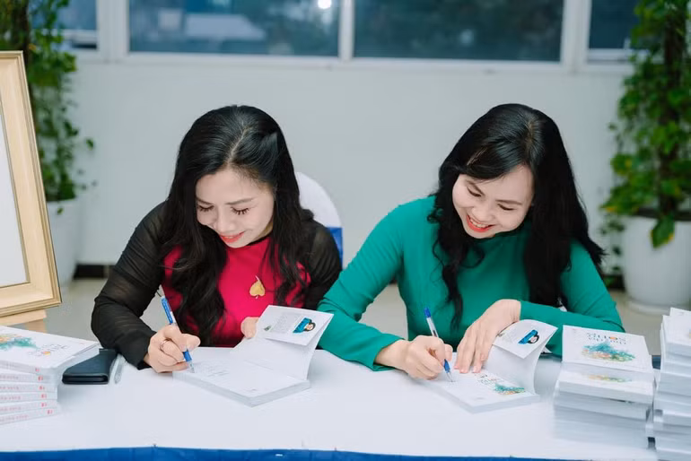 TS Lê Hoàng Oanh (áo xanh) và TS Trần Kim Liễu ký tặng sách cho bạn đọc TS Lê Hoàng Oanh (áo xanh) và TS Trần Kim Liễu ký tặng sách cho bạn đọc